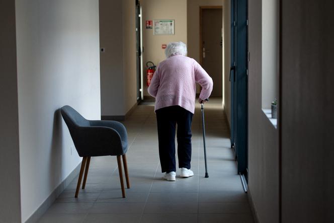 Une personne âgée marche dans un couloir de « La Maison Astrolabe » à Cahuzac-sur-Vere, dans le sud-ouest de la France, le 16 janvier 2024.