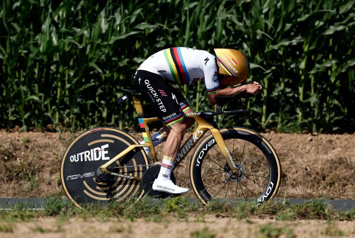 Le Belge Remco Evenepoel (Soudal-Quick Step) roule vers la victoire lors du contre-la-montre individuel près de Caen, le 9 juillet 2025.