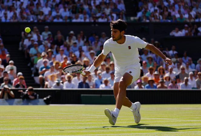 O espanhol Carlos Alcaraz, durante sua partida das meias-finais de Wimbledon contra o americano Taylor Fritz, em 11 de julho de 2025.