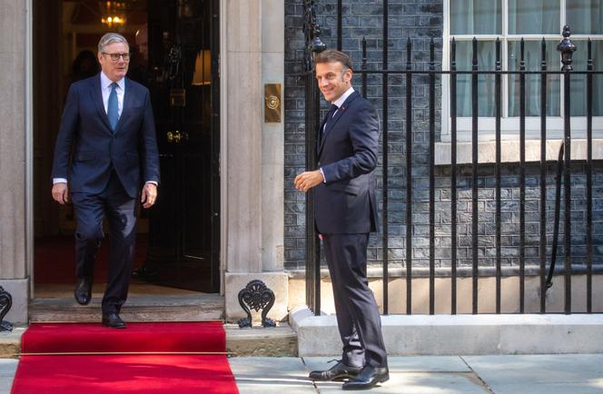 Le premier ministre britannique, Keir Starmer, accueille le président français, Emmanuel Macron, au 10&nbsp;Downing Street, à Londres, le 10&nbsp;juillet&nbsp;2025.