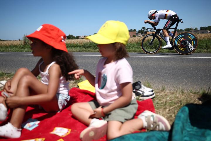 Le coureur allemand Maximilian Schachmann (Soudal-Quick Step) passe devant des spectateurs, lors du contre-la-montre individuel autour de Caen, le 9 juillet 2025.