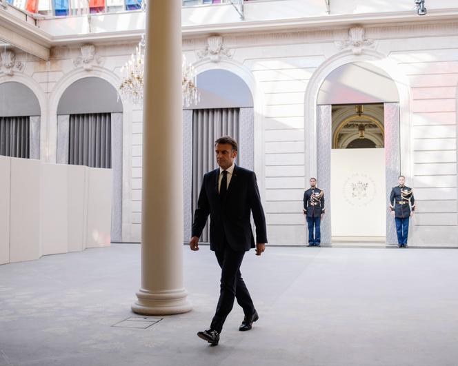 Emmanuel Macron arrive pour une conférence de presse sur la situation au Moyen-Orient, à l’Elysée, à Paris, le 13 juin 2025.