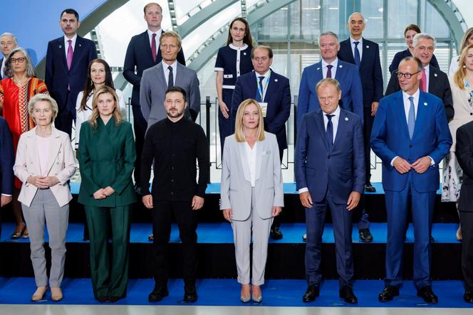 De gauche à droite, au premier rang : Ursula von der Leyen, Olena Zelenska, Volodymyr Zelensky, Giorgia Meloni, Donald Tusk et Friedrich Merz, lors d’une conférence européenne sur l’Ukraine, à Rome, le 10 juillet 2025.