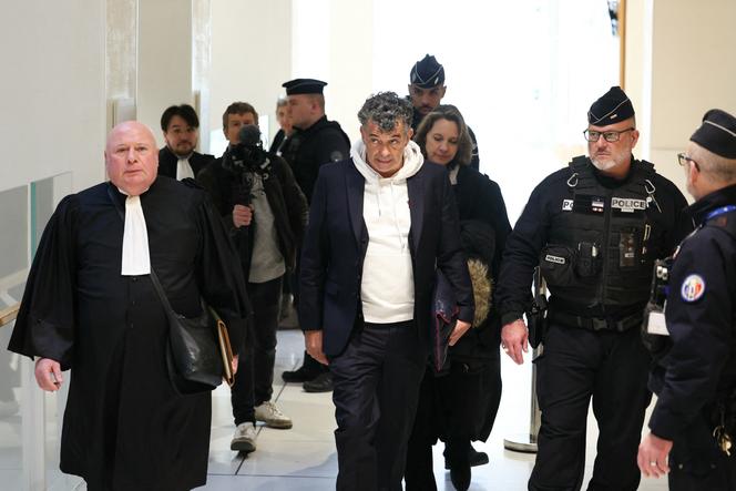 Stéphane Plaza arrive au tribunal correctionnel de Paris, le 18 février 2025.