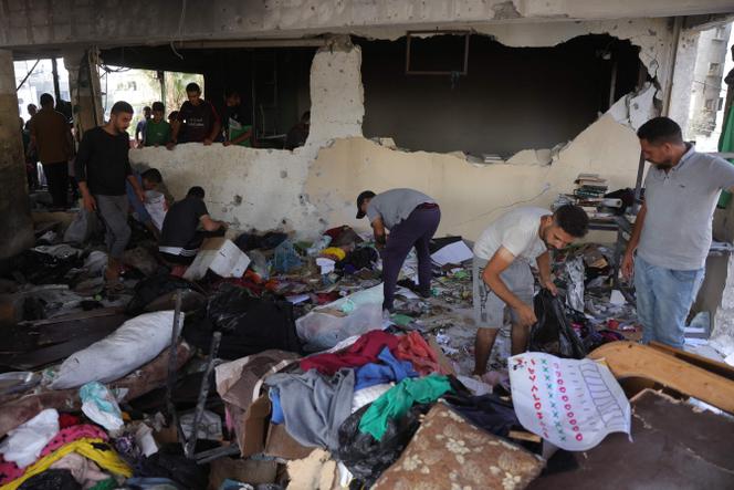 Os palestinos inspecionam o dano no local de um ataque noturno de Israel em uma escola em Jabaliya, no norte da faixa de Gaza, em 11 de julho de 2025.