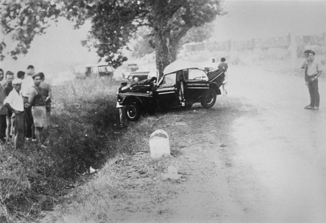 La Volvo écrasée contre un platane, au lieu-dit Les Esclapes, avant l’entrée de Fréjus (Var), le 5 juillet 1964, dans l’accident qui a coûté la vie à Jean-Claude Saint-Aubin et Dominique Kaydasch.