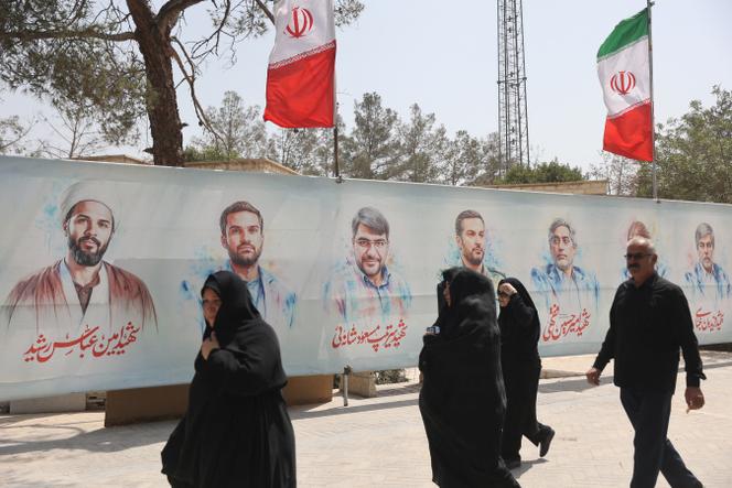 Portraits de chefs militaires et de scientifiques travaillant sur le programme nucléaire iranien tués par les frappes israéliennes durant la guerre des 12 jours, au cimetière de Behesht Zahra, dans le sud de Téhéran, le 11 juillet 2025.