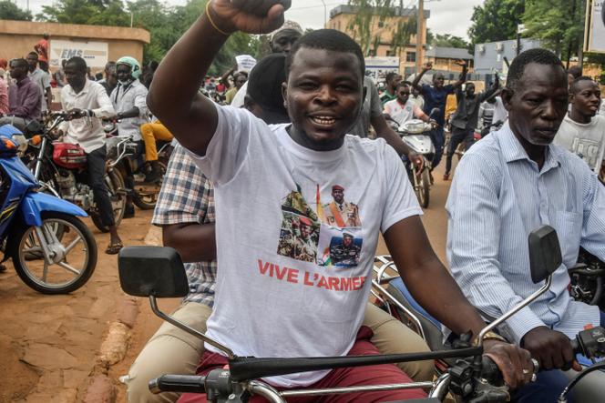 Lors de la fête de l’Indépendance à Niamey (Niger), un manifestant soutient les chefs de la junte du Niger, du Mali, de la Guinée et du Burkina Faso, le 3 août 2023.
