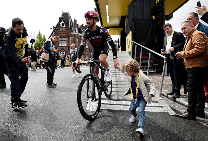 Le coureur français Julian Alaphilippe (Tudor), accompagné par son fils Nino, avant le départ de la troisième étape du Tour de France, à Valenciennes (Nord), le 7 juillet 2025.