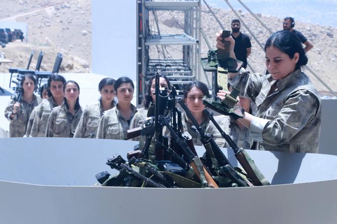 Des combattants du Parti des travailleurs du Kurdistan (PKK) s’apprêtent à brûler des armes lors d’une cérémonie à Souleimaniyeh, dans le Kurdistan irakien, le 11 juillet 2025.