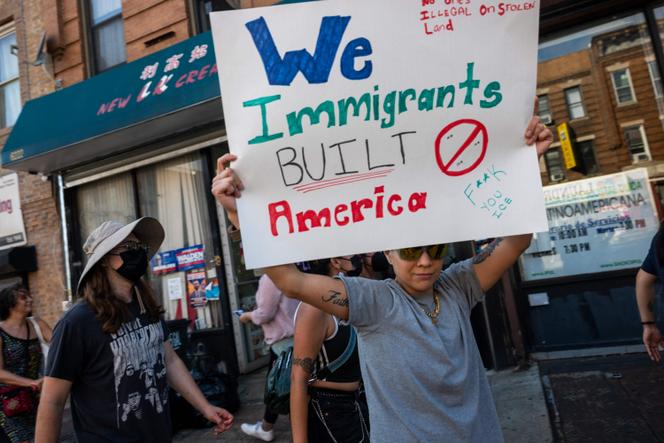 Manifestation contre la création d’un centre de détention pour migrants dans le quartier de Sunset Park, à Brooklyn, le 11 juillet 2025.