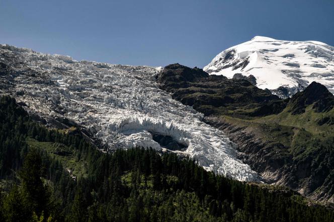 Un trou apparu sur le glacier des Bossons, à Chamonix-Mont-Blanc (Haute-Savoie), le 11 juillet 2025.