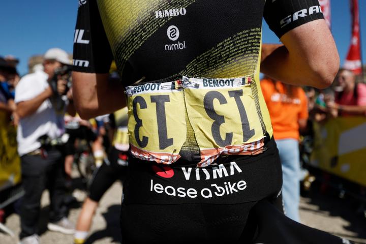Le dossard numéro 13 du coureur belge Tiesj Benoot (Visma-Lease a Bike), qu’il a accroché à l’envers par superstition, avant le départ de la septième étape du Tour de France, à Saint-Malo (Ille-et-Vilaine), le 11 juillet 2025.