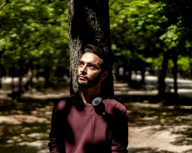 Arrivé de Gaza à Paris en avril, Mohammed Hilles apprécie le calme du jardin du Luxembourg, le 18 juin 2025. « J’aime me rendre dans les parcs et les jardins, loin du chaos. Pendant la guerre, j’ai perdu la sensation de paix. »