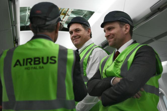 Le ministre des transports, Philippe Tabarot, lors d’une visite de la chaîne d’assemblage de l’A321XLR sur le site d’Airbus à Blagnac, près de Toulouse, le 4 avril 2025.