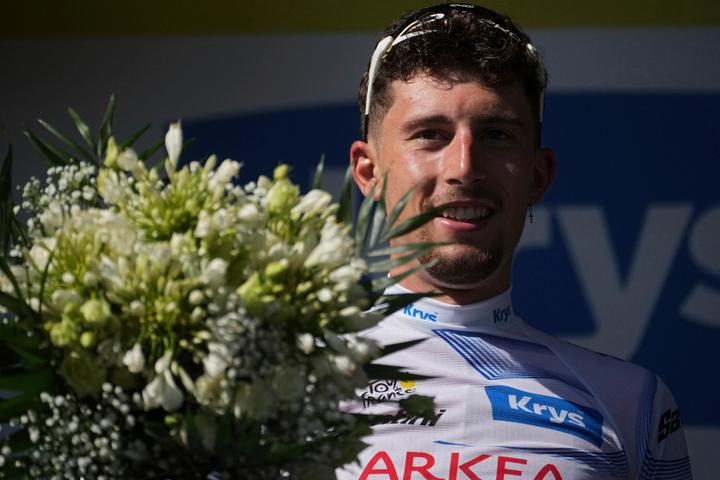 Le Français Kévin Vauquelin (Arkéa-B&B Hotels), porteur du maillot blanc du meilleur jeune coureur, à l’arrivée de la quatrième étape du Tour de France, le 8 juillet à Rouen.