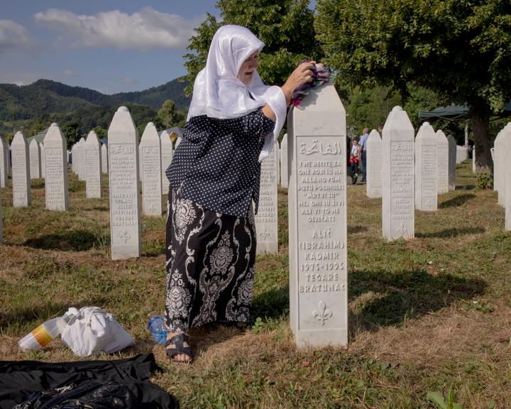 Une mère se recueille sur la tombe de son fils le jour de la commémoration du génocide à Srebrenica, en Bosnie-Herzégovine, le 11 juillet 2025.