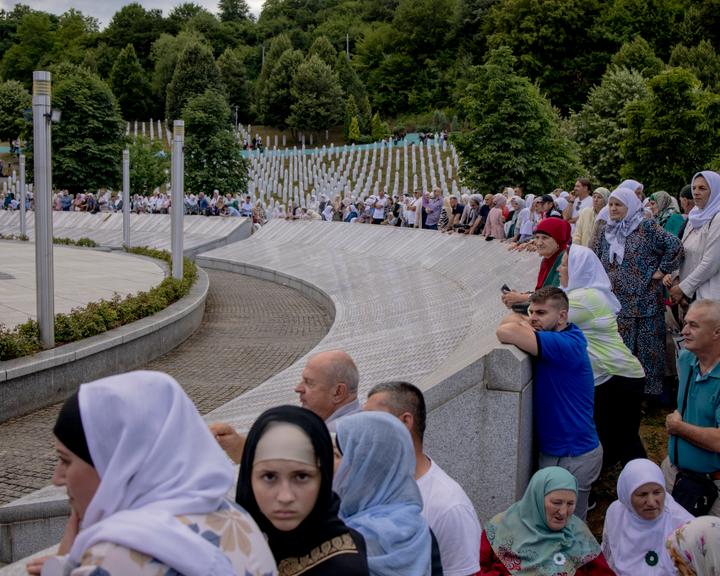 Rassemblement à l’entrée du cimetière au centre commémoratif du génocide à Srebrenica, en Bosnie-Herzégovine, le 10 juillet 2025.