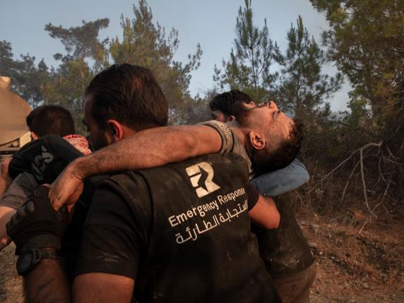 Suffering from respiratory distress after inhaling smoke during an operation to contain one of the fires ravaging the Eagle Mountain range, a member of the White Helmets was evacuated by rescuers from the Syrian NGO Emergency Response. Latakia, Syria, July 9, 2025.