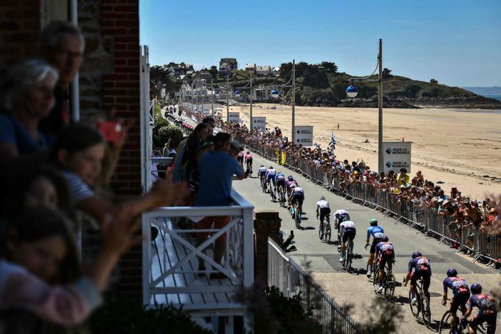 Le peloton passe en bord de mer à Pléneuf-Val-André (Côtes-d’Armor), durant la septième étape du Tour de France, entre Saint-Malo (Ille-et-Vilaine) et Mûr-de-Bretagne (Côtes-d’Armor), le 11 juillet 2025.