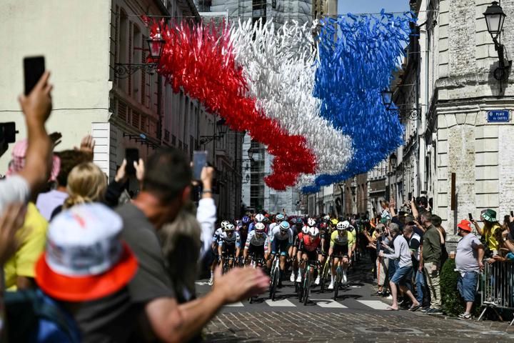Le passage du peloton à Aire-sur-la-Lys (Pas-de-Calais), durant la troisième étape du Tour de France, entre Valenciennes et Dunkerque (Nord), le 7 juillet 2025. 