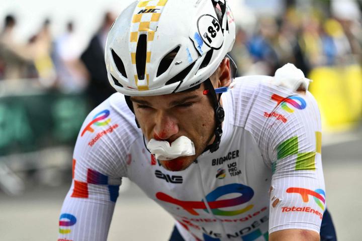 Le coureur français Emilien Jeannière (TotalEnergies) franchit la ligne d’arrivée, blessé après avoir chuté quelques dizaines de mètres avant la fin de l’étape, à Dunkerque (Nord), le 7 juillet 2025.