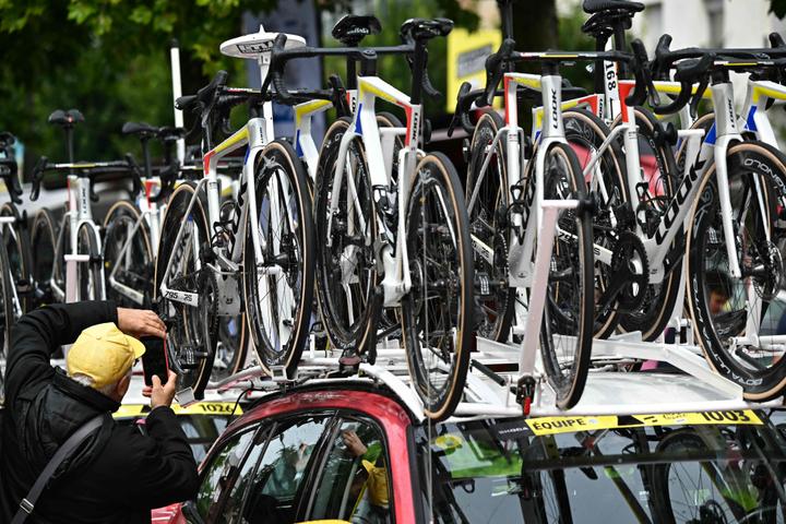 Les vélos de la marque française Look, sur le toit de la voiture d’assistance de l’équipe Cofidis, le 7 juillet à Valenciennes (Nord). Onze vélos ont été volés dans le camion de l’équipe durant la nuit suivant l’arrivée de la première étape. Le service course (base de l’équipe où est entretenu tout le matériel de course) de la Cofidis se trouvant à quelques kilomètres du départ de l’étape, des vélos de rechange ont pu être acheminés à temps aux coureurs.