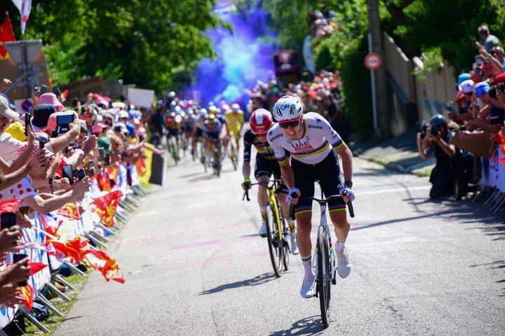 Tadej Pogacar suivi de Jonas Vingegaard, les deux grands favoris pour la victoire finale, lors de l’arrivée de la quatrième étape du Tour de France sur la rampe Saint-Hilaire, à Rouen, le 8 juillet 2025.