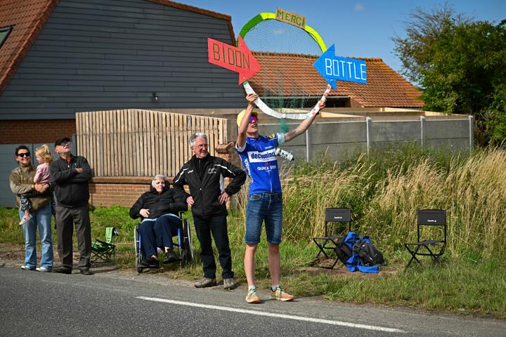 Un spectateur avec un filet pour récupérer les bidons d’eau jetés par les coureurs, lors de la troisième étape du Tour de France entre Valenciennes et Dunkerque (Nord), le 7 juillet 2025.