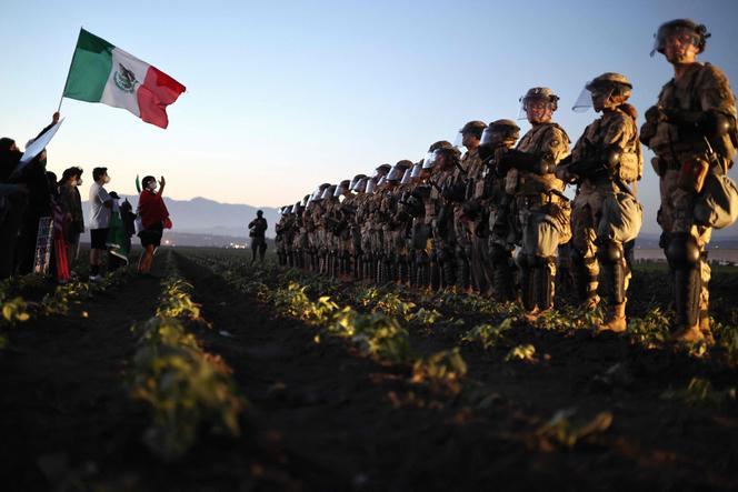Des soldats de la Garde nationale américaine bloquent des manifestants lors d’un raid policier dans une ferme de cannabis près de Camarillo (Californie), le 10 juillet 2025.
