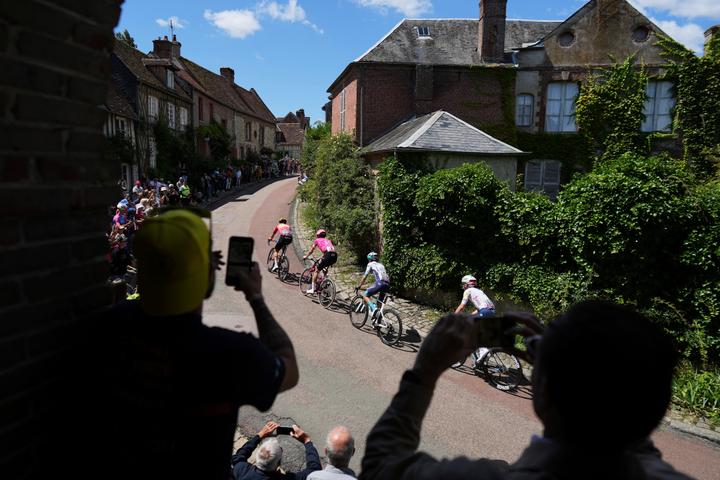 Une échappée de quatre coureurs, lors de la quatrième étape du Tour de France, entre Amiens et Rouen, le 8 juillet 2025.