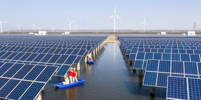 A Binhai, en Chine, une centrale solaire XXL surplombe les marais salants