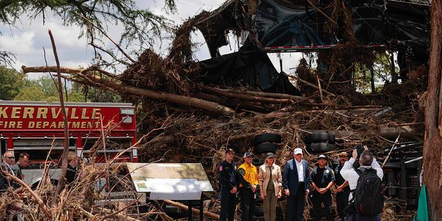 Donald Trump constate une dévastation « dure à croire » au Texas, après les inondations qui ont fait 120 morts et plus de 170 disparus