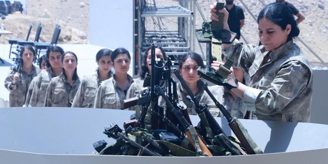 Turquie : des combattants du PKK brûlent leurs armes dans un geste symbolique fort pour marquer le processus de paix