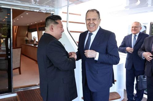 Le dirigeant nord-coréen, Kim Jong-un, et le ministre des affaires étrangères russe, Sergueï Lavrov, à Wonsan (Corée du Nord), le 12 juillet 2025, sur une photo prise et diffusée par le ministère des affaires étrangères russe.