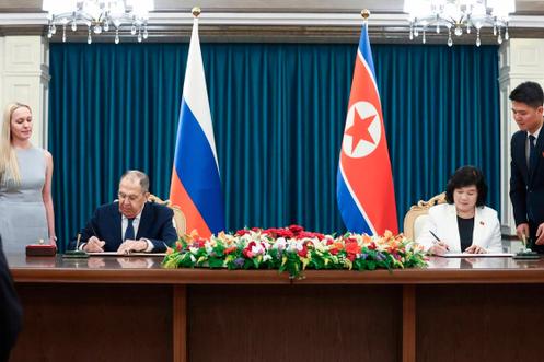 Le ministre des affaires étrangères russe, Sergueï Lavrov, et son homologue nord-coréenne, Choe Son-hui, à Wonsan, samedi 12 juillet 2025. Photo fournie par le ministère des affaires étrangères russe.
