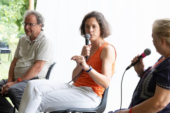 Dorothée Barba lors de la conférence « Un média national à l’écoute des territoires », au Festival international de journalisme, à Couthures-sur-Garonne (Lot-et-Garonne), le 12 juillet 2025.