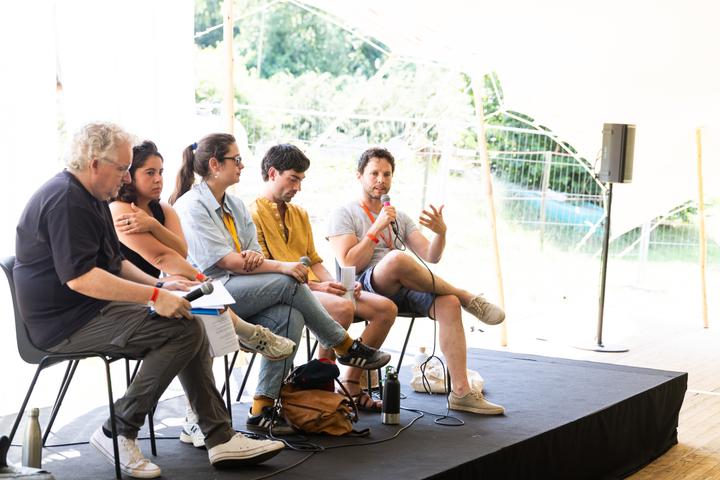 Baptiste Giraud, Clémence Postis et Gaël Cérez lors de la conférence « L’engagement journalistique au niveau local », au Festival international de journalisme, à Couthures-sur-Garonne (Lot-et-Garonne), le 12 juillet 2025.