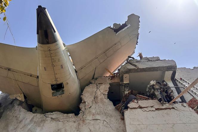 Photographie publiée sur le compte X de la Central Industrial Security Force, le 12 juin 2025, montrant la queue du Boeing 787 Dreamliner d’Air India, peu après son crash dans un quartier résidentiel près de l’aéroport d’Ahmedabad (Etat du Gujarat, Inde).