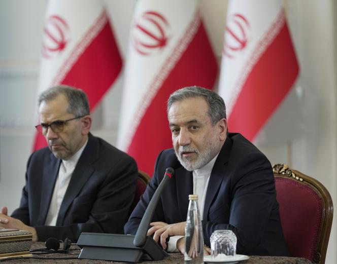 Le chef de la diplomatie iranienne, Abbas Araghtchi, lors d’un rendez-vous avec des diplomates étrangers, en Iran, le 12 juillet 2025. Photographie fournie par le ministère des affaires étrangères iranien.