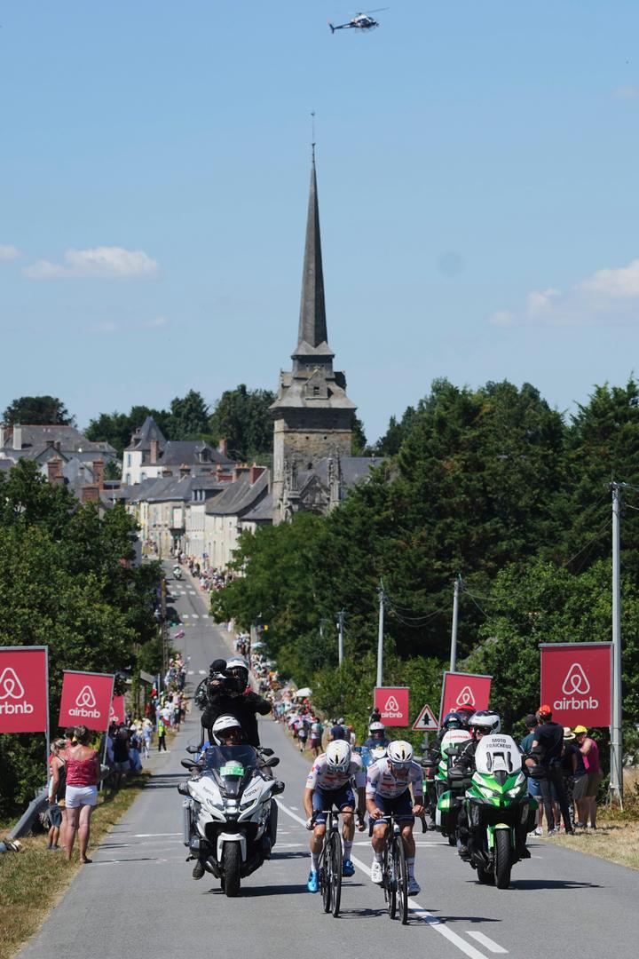 Mattéo Vercher et Mathieu Burgaudeau lors de la 8ᵉ étape, entre Saint-Méen-Le-Grand (Ille-et-Vilaine) et Laval, le 12 juillet 2025.