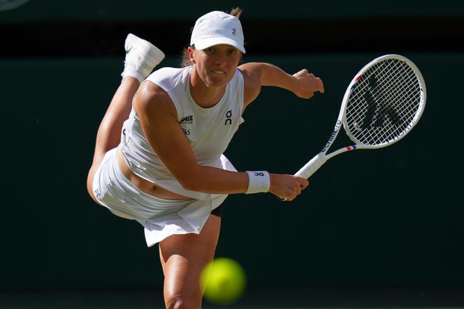 La Polonaise Iga Swiatek au service face à l’Américaine Amanda Anisimova lors de la finale de Wimbledon, le samedi 12 juillet 2025.