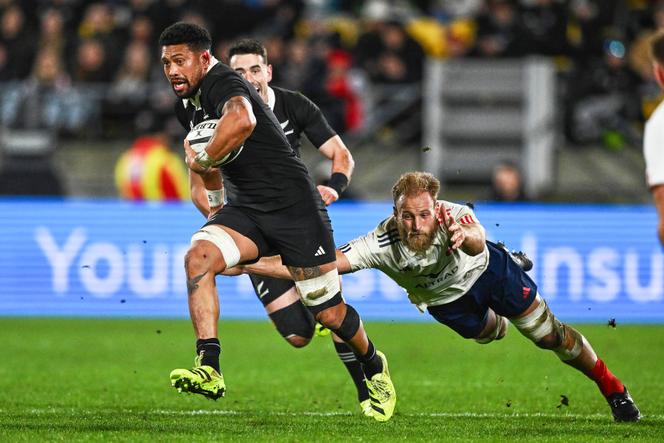 Le capitaine néo-zélandais Ardie Savea, ballon en main, lors du deuxième test-match entre la Nouvelle-Zélande et la France (43-17), samedi 12 juillet 2025, à Wellignton.