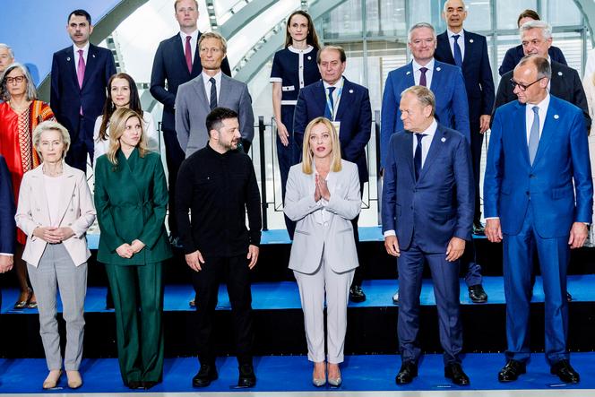 Plusieurs chefs d’Etat européens se sont réunis autour de la présidente du Conseil italien, Giorgia Meloni (au premier rang, au centre), lors d’une conférence pour la reconstruction de l’Ukraine, à Rome, le 10 juillet 2025.