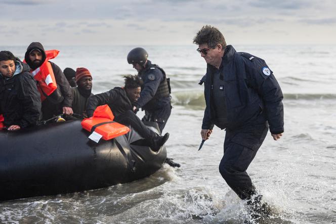 Des policiers percent le bateau d’un passeur lors d’une tentative de traversée de la Manche, sur la plage de Gravelines, près de Dunkerque, dans le nord de la France, le 26 avril 2024.
