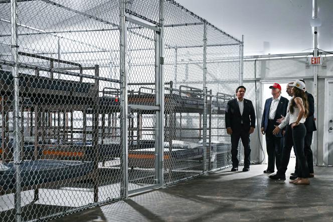 Donald Trump, la secrétaire à la sécurité intérieure Kristi Noem et le gouverneur de Floride Ron DeSantis visitent l’« Alcatraz des alligators », nouveau centre de rétention, à Ochopee (Floride), le 1ᵉʳ juillet 2025.
