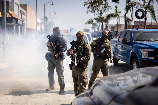 Agentes de imigração durante um ataque no distrito convencional de Bell, no sul de Los Angeles, em 20 de junho de 2025.