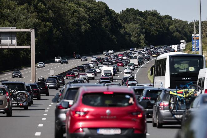 La circulation dense près de Saint-Arnoult-en-Yvelines sur l’autoroute A10, au sud de Paris, le 12 juillet 2025.