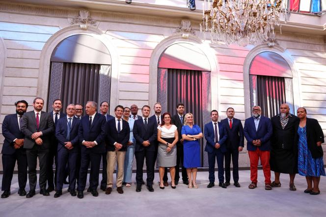 Emmanuel Macron, cercado por signatários do acordo sobre o futuro institucional da Nova Caledônia, em 12 de julho de 2025, no Elysée, em Paris.