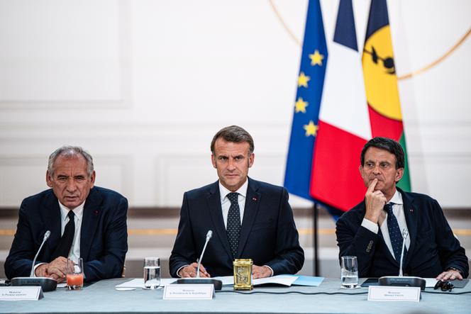 O primeiro -ministro, François Bayrou, presidente da República, Emmanuel Macron, e o ministro do Exterior, Manuel Valls, durante a conclusão, no Palais de L'Elysée, da cúpula para o futuro da Nova Caledônia, em Paris, 12 de julho de 2025.